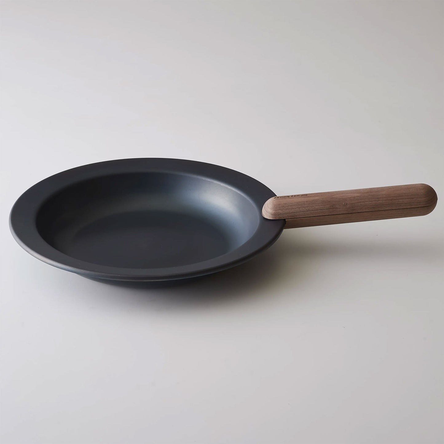 「つくる」と「たべる」を一つにする 黒皮鉄フライパン ジュウ <ハンドルセット>| 日本製 |ガス・ IH・直火・オーブン対応 - OTONA-MONO