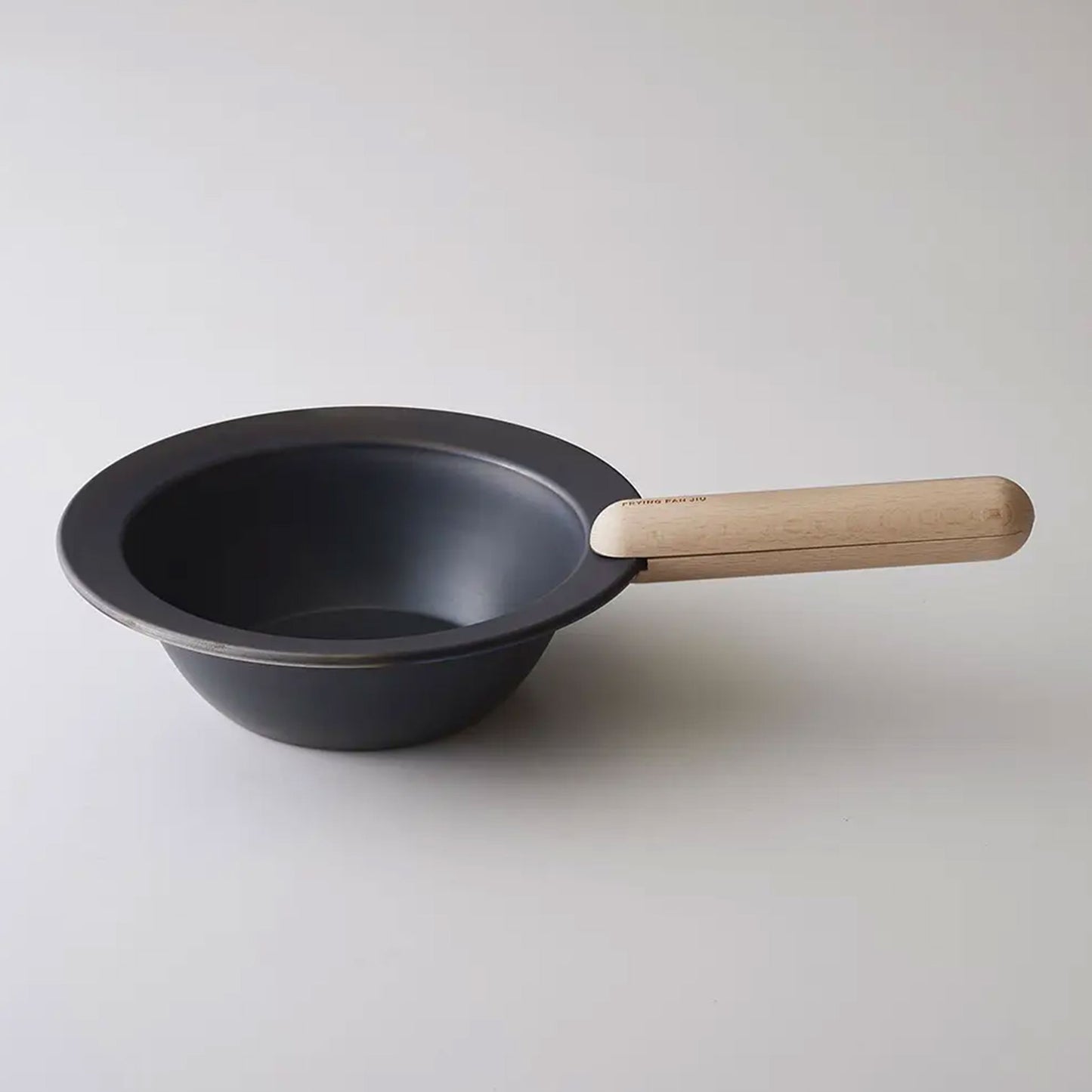 「つくる」と「たべる」を一つにする 黒皮鉄フライパン ジュウ <ハンドルセット>| 日本製 |ガス・ IH・直火・オーブン対応 - OTONA-MONO