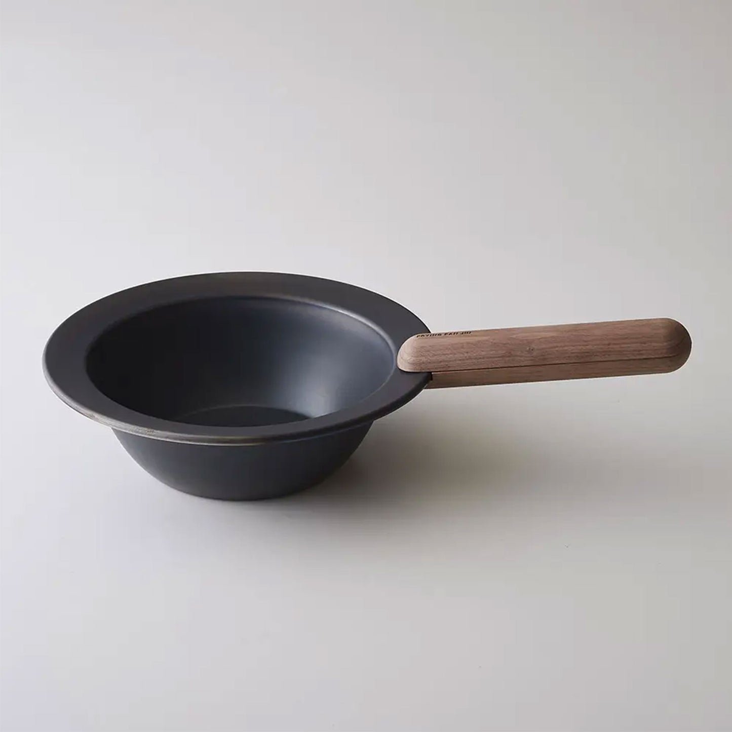 「つくる」と「たべる」を一つにする 黒皮鉄フライパン ジュウ <ハンドルセット>| 日本製 |ガス・ IH・直火・オーブン対応 - OTONA-MONO