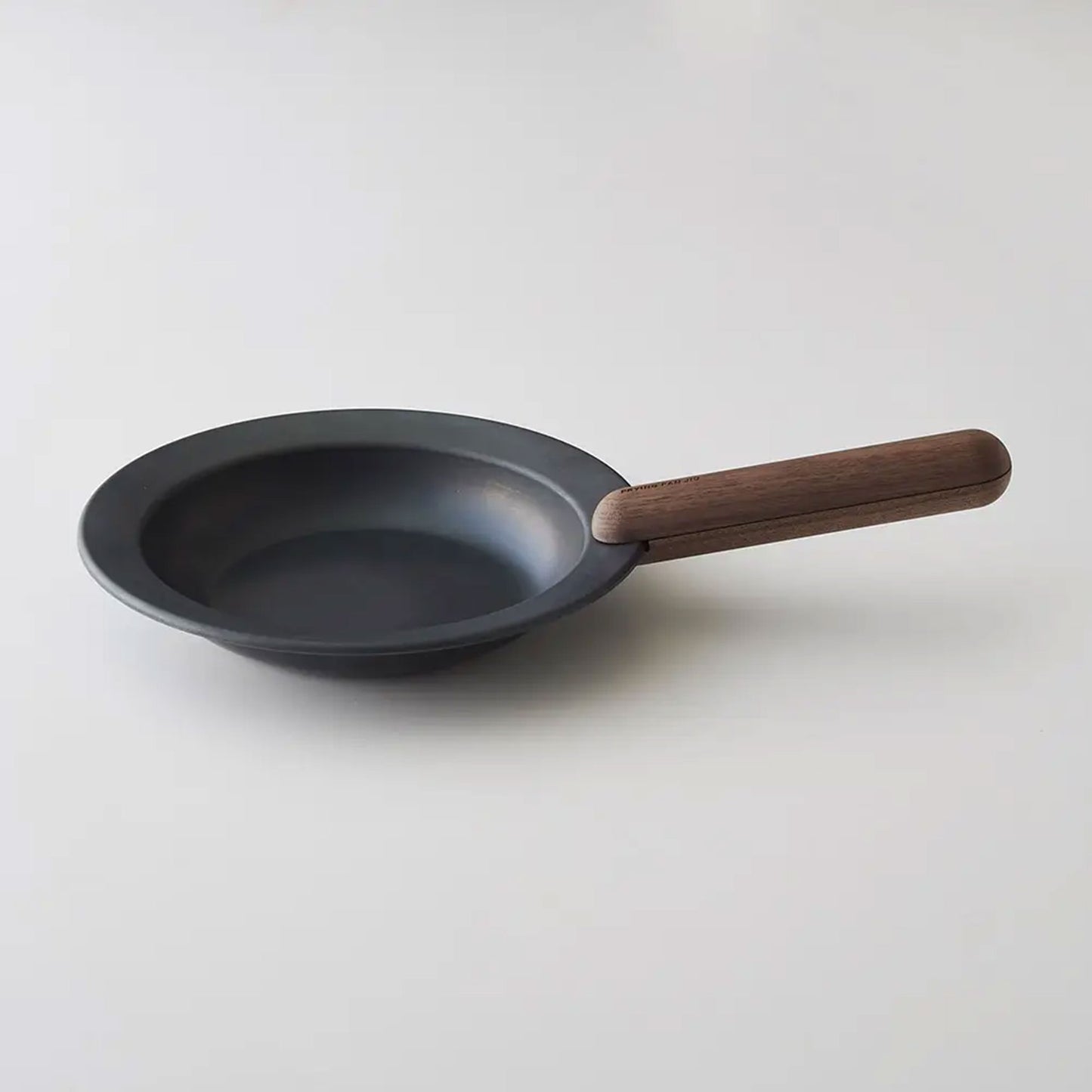 「つくる」と「たべる」を一つにする 黒皮鉄フライパン ジュウ <ハンドルセット>| 日本製 |ガス・ IH・直火・オーブン対応 - OTONA-MONO