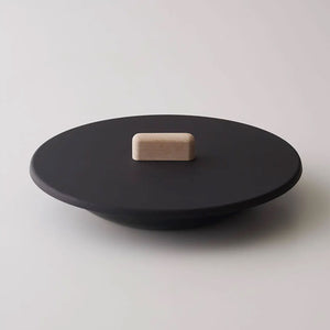 「つくる」と「たべる」を一つにする 黒皮鉄フライパン ジュウ ＜単品＞| 日本製 |ガス・ IH・直火・オーブン対応 - OTONA-MONO